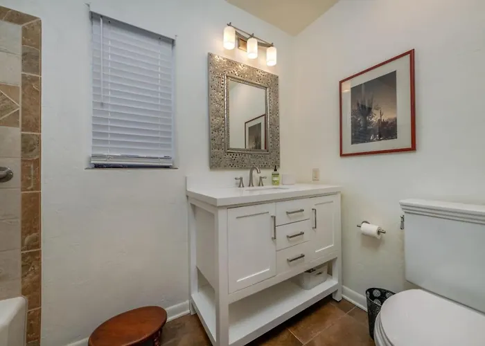 Pool, Historic And Charming, 2br 2ba, Fenced Yard Сasa de vacaciones